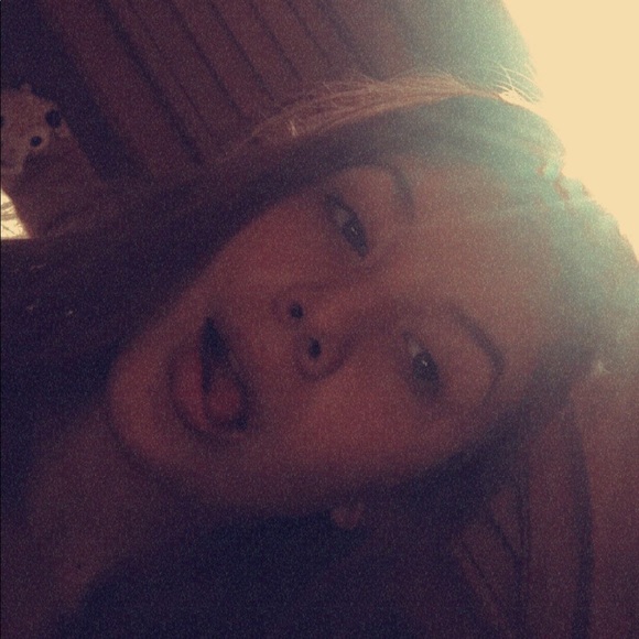 Meet your Posher, Allyssa - Picture 4 of 5